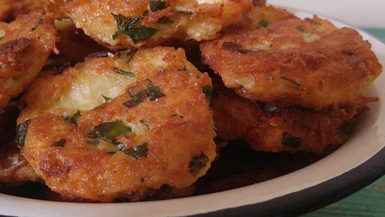 לביבות אטריות וגבינת פטה