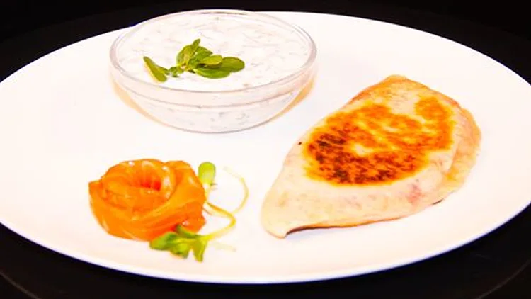 קאדה במילוי גבינה וסלק בליווי ג'אגיק