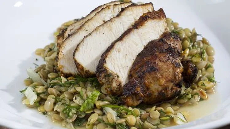 סלט עדשים עם עוף מתובל במיוחד