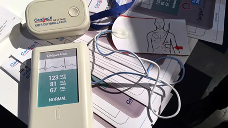 מזהה דום לב וגם מטפל בו. הדיפברילטור