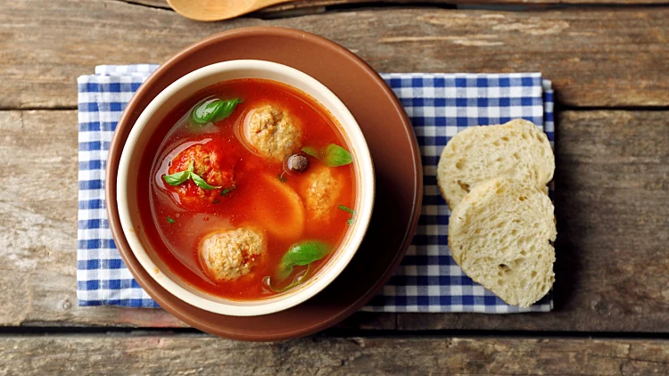 קובה טונה במרק עגבניות, שום ועשבי תיבול | רשת 13