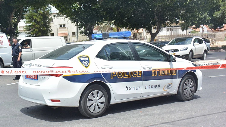 זמר מוכר נעצר בחשד שהכה את בת זוגו | רשת 13