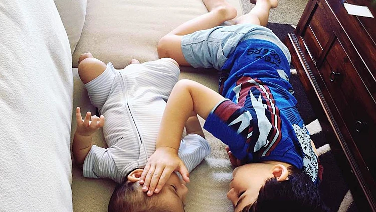 תיעוד מרגש של ילד בן 3 מנחם את אחיו התינוק הגוסס מסרטן