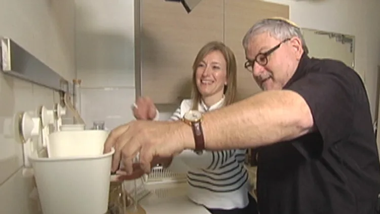 מנחם בודק מוצרים למטבח