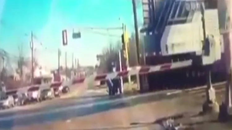 כמעט נדרסה ע"י רכבת - וניצלה ברגע האחרון