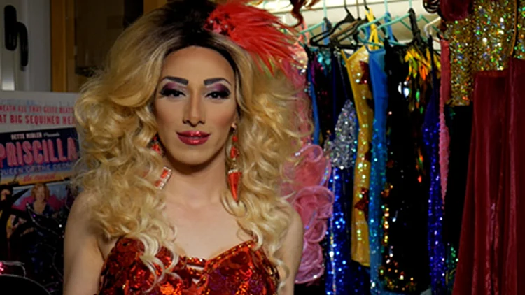 יום בחייה: מתלמיד ישיבה – למלכת דראג נוצצת | חדשות 13