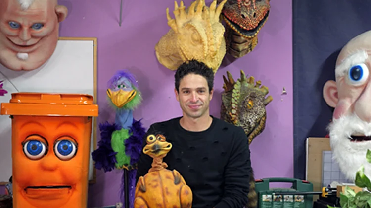 צפו: המחסן בו מפיחים חיים בבובות | חדשות 13