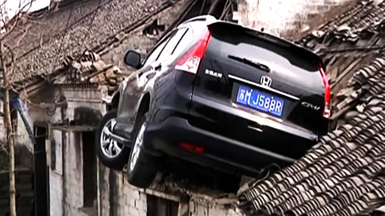 מהכביש – הישר אל תוך גג של בית | חדשות 13