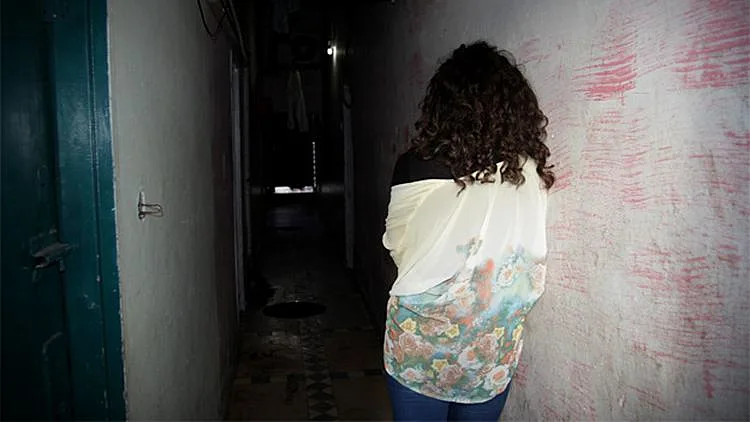 חשד: נער אנס צעירה במועדון | חדשות 13