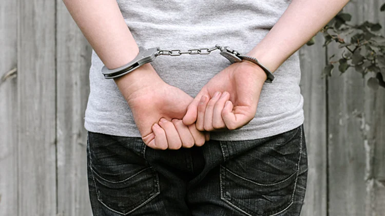 עורך הדין נעצר. אזיקים, עצור, כבול, אזוק, אזוקה. אילוסטרציה