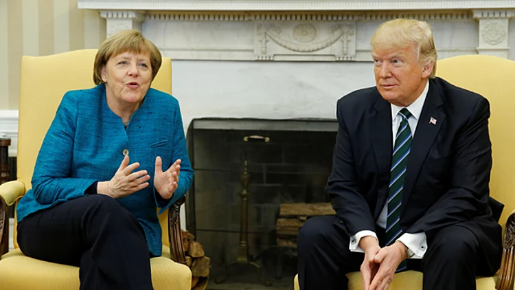 רגע המבוכה בזמן לחיצת היד המסורתית