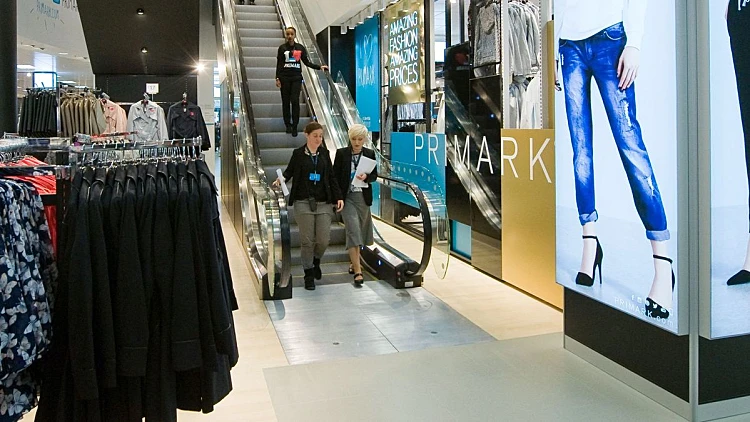 בארץ או בחו"ל: איפה עדיף לקנות בגדים ואיפור?