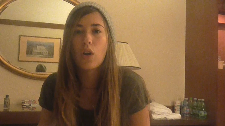 קים פותחת את הסיפור עם ספיר