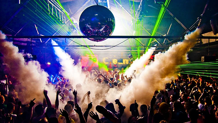 טיסה פלוס מסיבה: היעדים הלוהטים של הקיץ