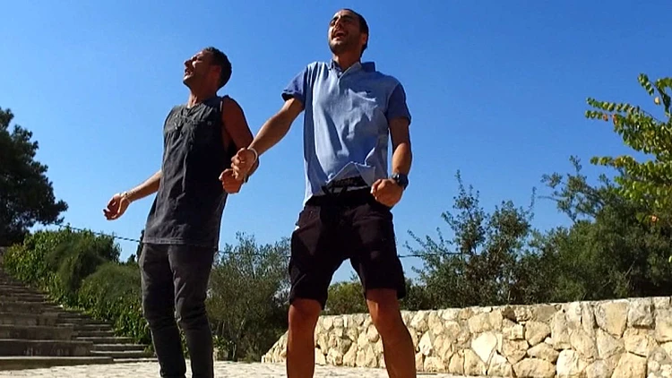 לא תאמינו: ג'וזי ואלכס משלימים ויוצאים להתפרע ביער