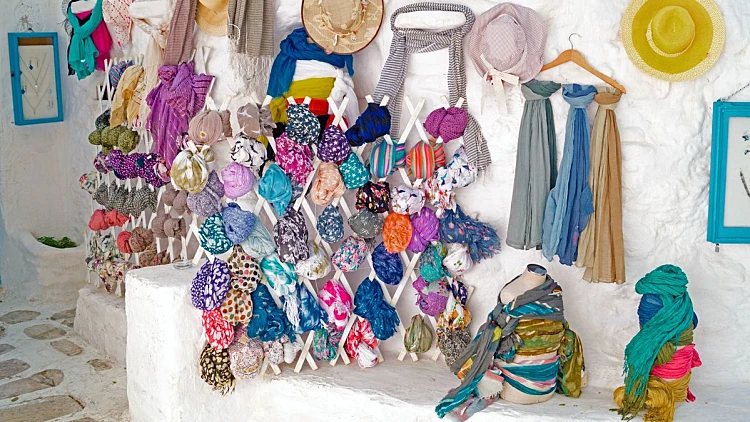 דבר אלי בשקיות: איפה עושים קניות במיקונוס? | רשת 13