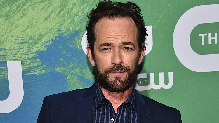 כוכב "בוורלי הילס 90210" חושף: "עברתי ניתוח להסרת גידול סרטני" | רשת 13