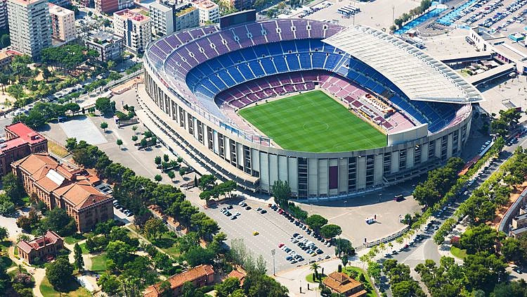 עונה 1, פרק 75: כולם מדברים על ברצלונה