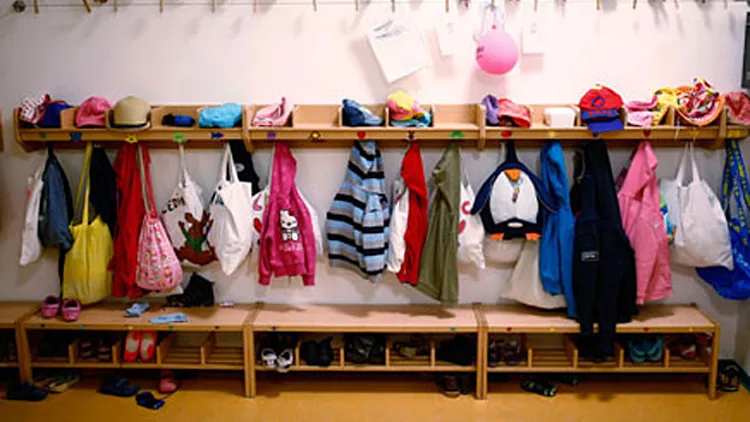 "הגננת קשרה אותי לכיסא עם דבק" | חדשות 13