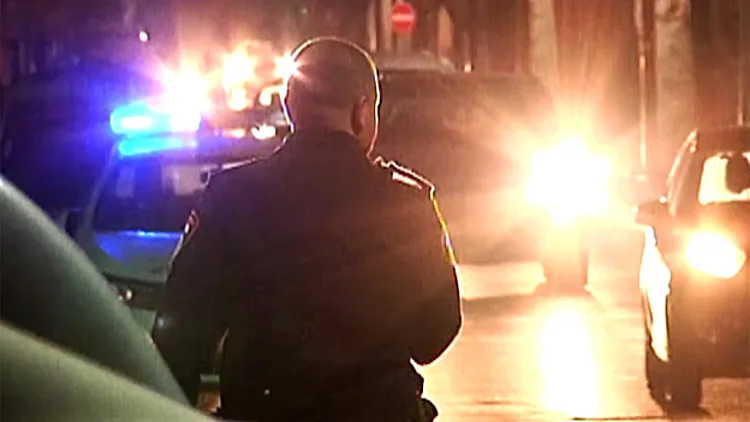 רימון הלם בלב ת"א: הושלך לעבר הבניין של ישראל אהרוני | חדשות 13