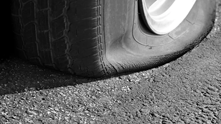 אילוסטרציה. צמיג מפונצ'ר, קרוע, הרוס, פאנצ'ר, פנצ'ר, אוטו