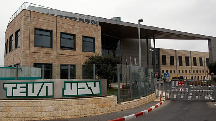 המשבר ב"טבע": שלב הפיטורים | חדשות 13