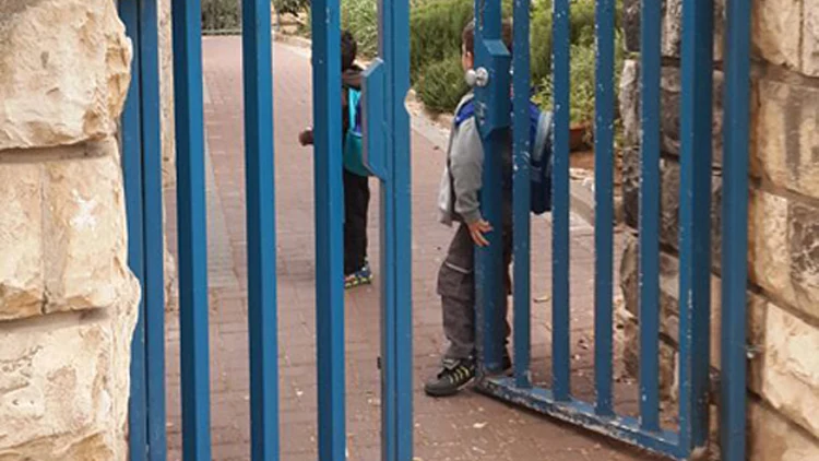 גן ילדים, שער, שומר. אילוסטרציה