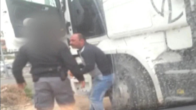 שוטר מכה נהג פלסטיני