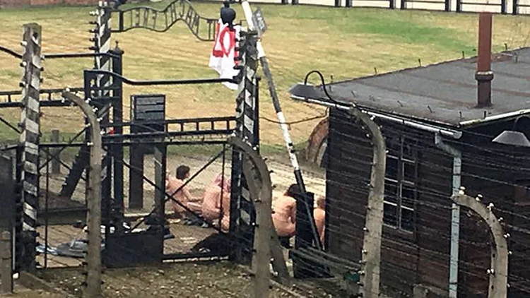 הלם באושוויץ: צעירים התערטלו ושחטו כבשה | חדשות 13