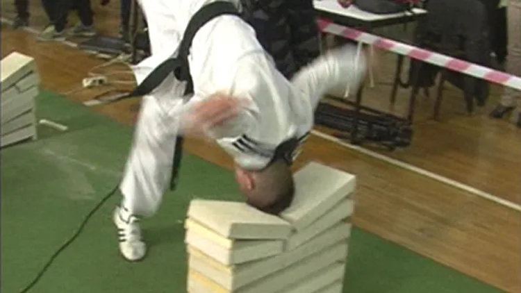 צפו: הנער בעל ראש הברזל ששבר שיא | חדשות 13