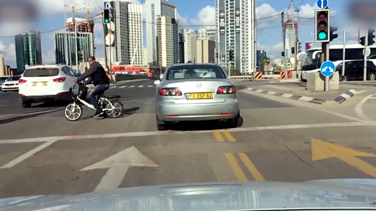 תיעוד מיוחד: דקה אחת בכבישי ישראל, עשרות עבירות תנועה | חדשות 13
