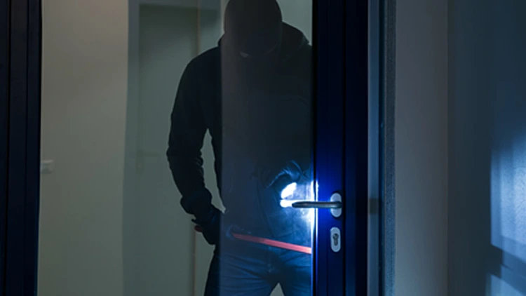 פורץ, גנב, בית, פשע, פושע. אילוסטרציה