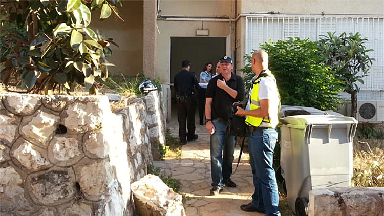 שוטרים בזירת רצח, ארכיון