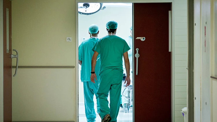 חשד: זעם על שהמתין ואיים לשרוף רופאה בקופ"ח | חדשות 13