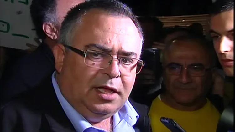 ביטן מול המפגינים. הערב