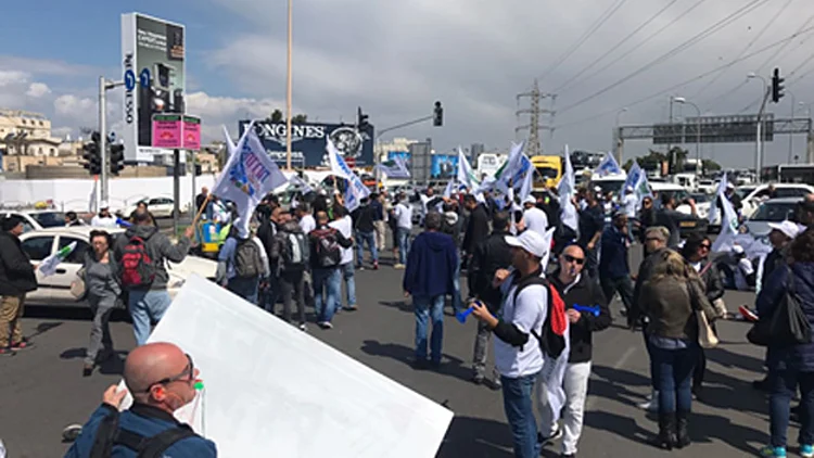 מאות מעובדי חיפה כימיקלים מוחים: צומת גהה נחסמה | חדשות 13