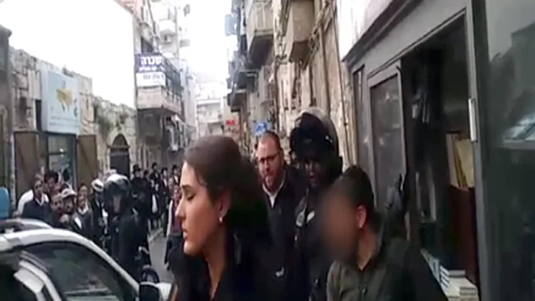 תיעוד: כך חולץ חייל מלב שכונת מאה שערים | חדשות 13