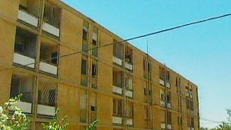 צפו: הדירות המבישות של הדיור הציבורי | חדשות 13