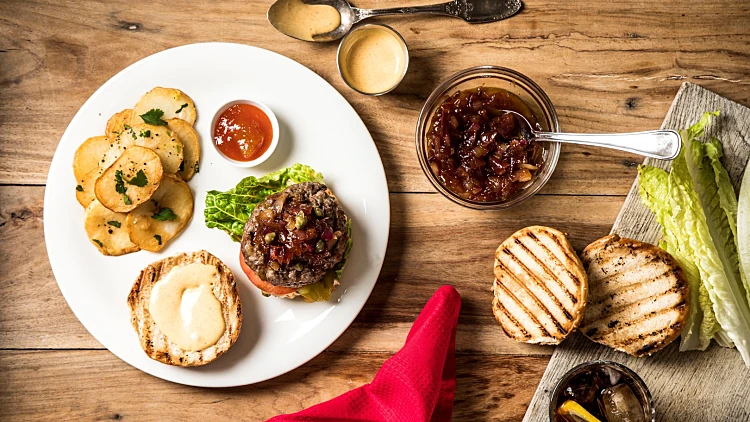 לכבוד יום ההמבורגר: קבבורגר, השילוב הישראלי-אמריקאי המושלם!