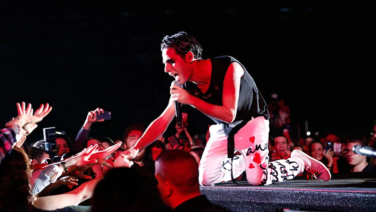 אביב גפן, הופעה