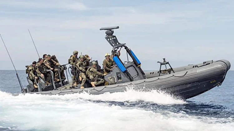 פשיטה באישון לילה וצניחה בלב ים