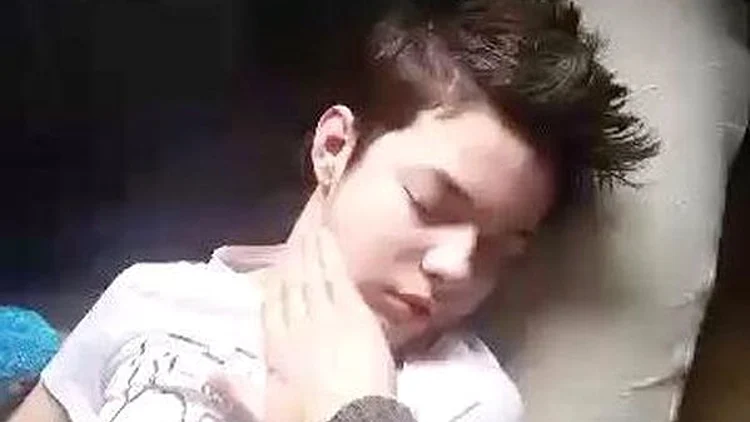 ישן במשך 18 שעות מדי יום