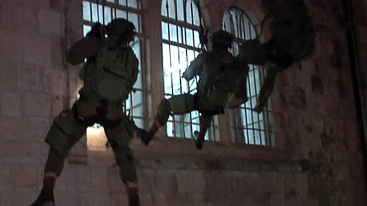 תיעוד: השתלטות על מבנים וחילוץ בני ערוב | חדשות 13