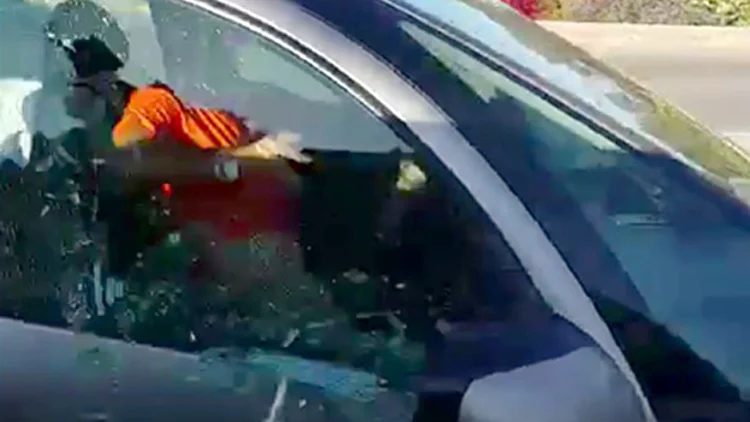 איש שזרק את הטלפון שלו דרך החלון על אוטו אחר