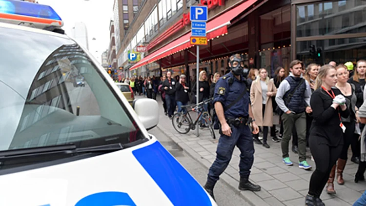 חשד לפיגוע דריסה בשבדיה: 3 נהרגו | חדשות 13