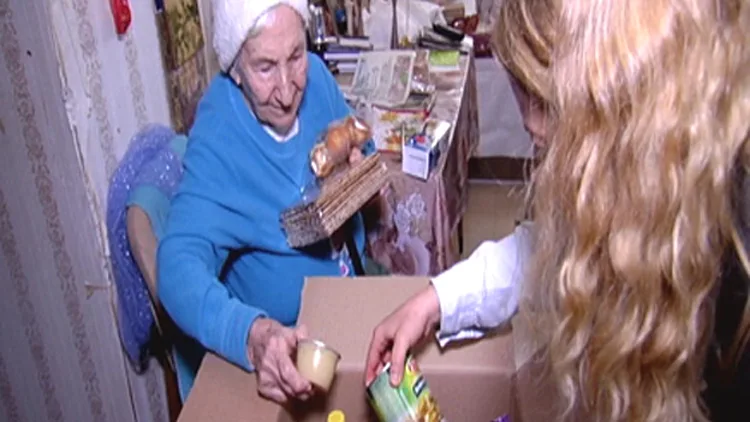 האנשים שנאלצים לקבל תרומות מזון: "מגיע להם לעשות חג כמו כולנו" | חדשות 13