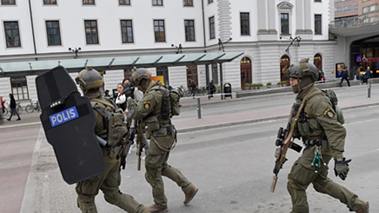 דיווח בשבדיה: "חומר נפץ אותר במשאית הפוגעת" | חדשות 13