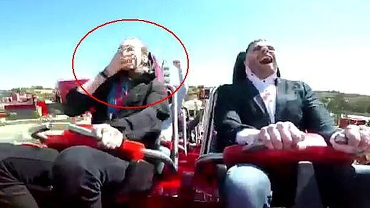עלה על רכבת הרים וקיבל יונה בפרצוף