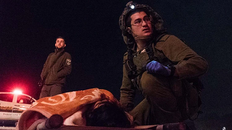 חיילי צה"ל מטפלים בפצועים הסורים