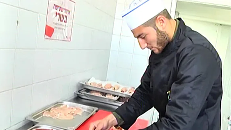 השפים של צה"ל מסבירים: כך נערכים לארוחות החג